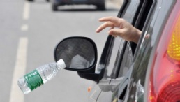 自作自受？ 高速上女孩扔方便面殘湯 反遭扣一臉？